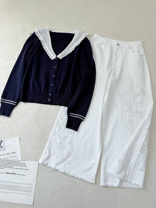 海军风钩花Logo翻领拼肩设计针织开衫 藏青色拼接白色 整个大翻领太惊艳了 形成披肩式的剪裁 加入Logo花朵的钩花元素 呼应袖口上的刺绣细节处理 别致巧妙 时