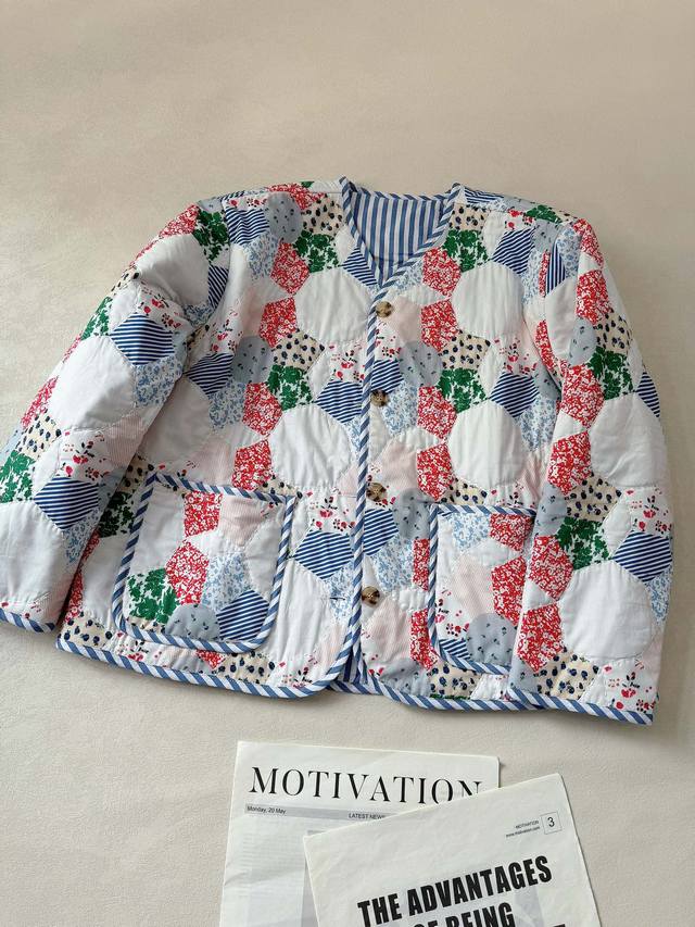 秋冬的第一件花棉袄.. 条纹边拼接印花廓形奶奶服夹棉面包外套 整体是蓝色系的 看着清爽干净 整体做了蓝白条纹边修饰 细看整件都是刺绣勾线做法的 不规则的多边形