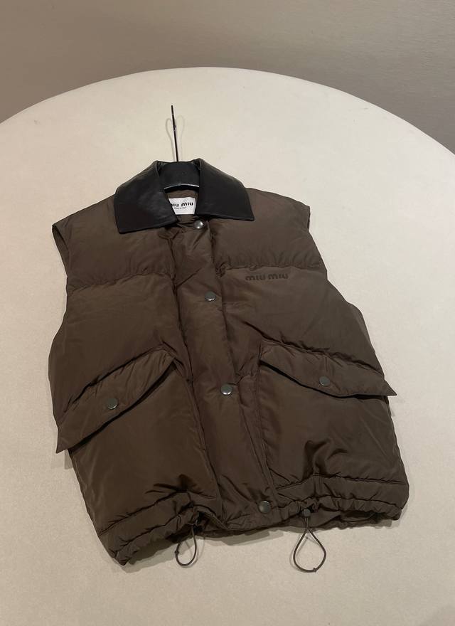 尺码：36 38 40 Miu Mi*25新款皮质翻领拼接鹅绒马甲 品质所见即所得！秋冬一定要拥有一件的神器！贸易公司订单，抢到就会获得快乐的捡漏单品。黑色皮质