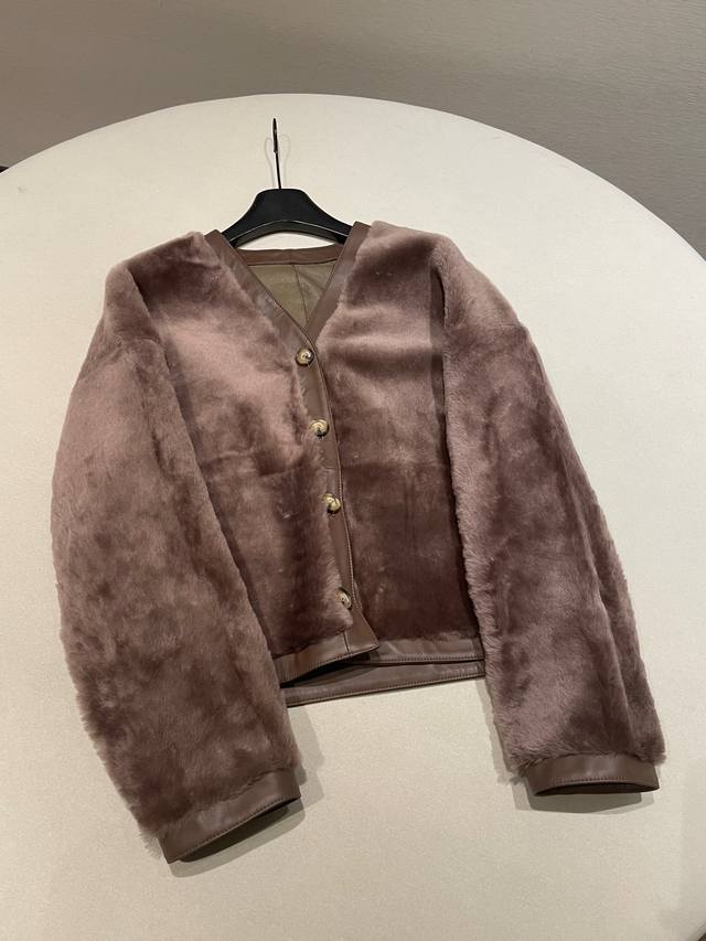 尺码：36 38 40 Loew* 25秋冬新款进口皮毛一体外套 进口皮毛一体，轻薄柔软，手感无敌的绵软。越是糕级的皮毛一体，特点就是轻软柔嫩，即使看的厚实，也