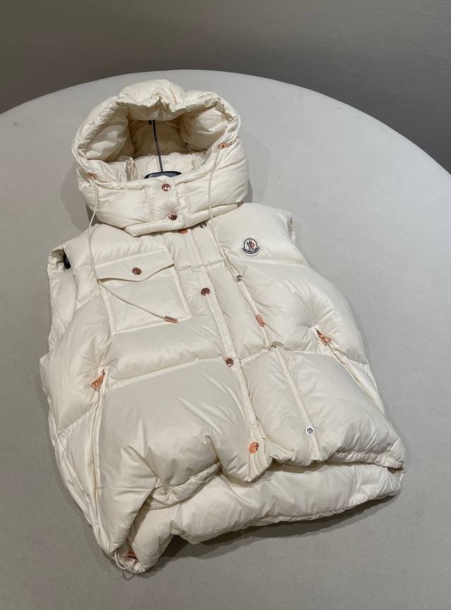 尺码：1 2 3 Moncle* 可拆卸抽绳连帽鹅绒羽绒马甲 云朵感的小马甲，必入单品！颜值与功能性担当！独家外贸渠道资源，采用功能性Superlaque尼龙面