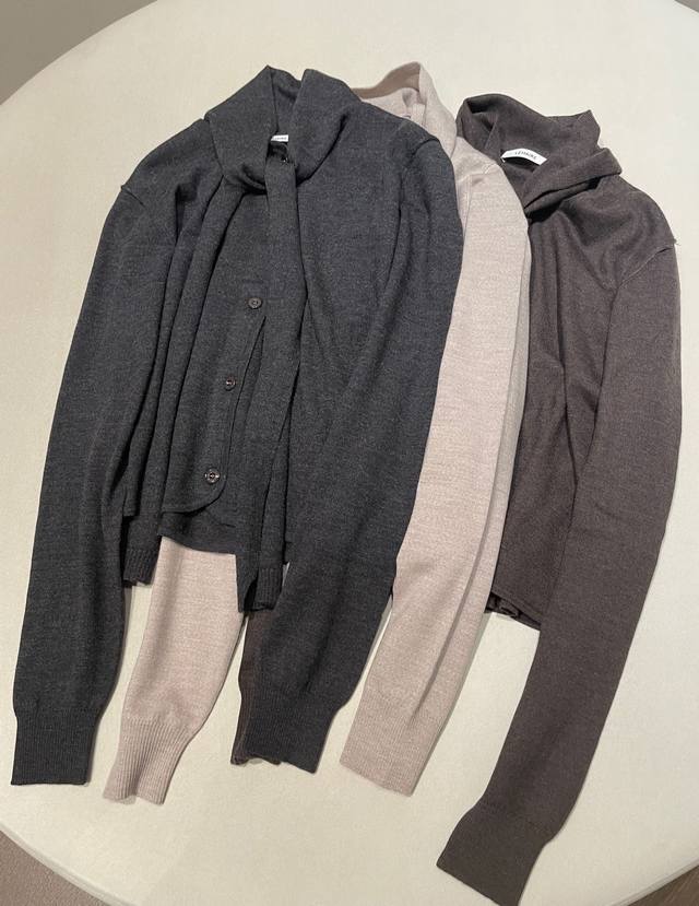 尺码：S M L Lemaire围巾领超细羊毛针织开衫 标志性的围巾领设计是点睛之笔 可随性垂落营造慵懒氛围，也能系成利落造型，为基础款注入层次感。优质精纺羊毛