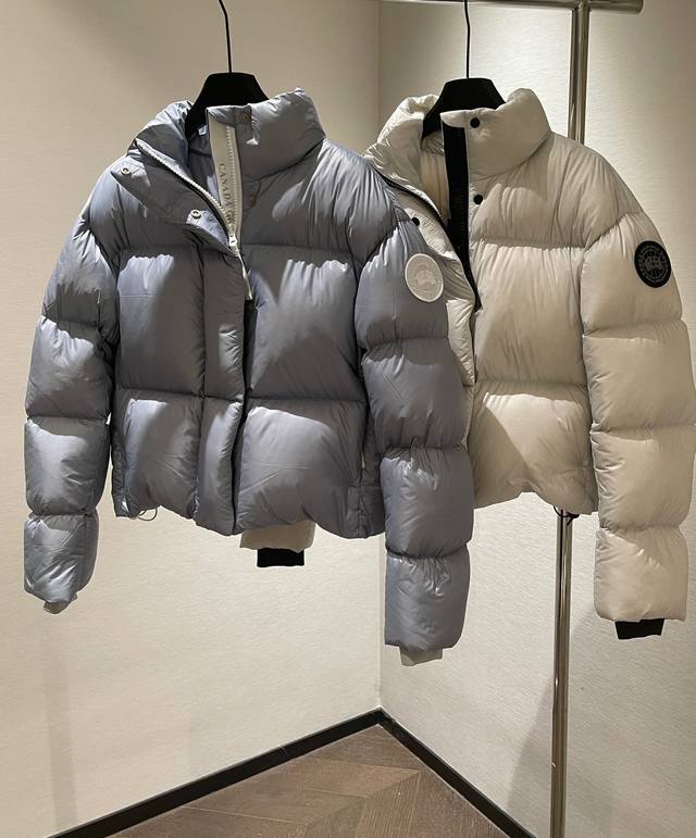 尺码:S M L Canada Goose 加拿大鹅2025秋冬新款立领徽标短款羽绒服 颜值与功能性担当!立领设计,既能牢牢锁住颈部暖意,又能利落自如!应对早晚 尺码:S M L Canada Goose 加拿大鹅2025秋冬新款立领徽标短款羽绒服 颜值与功能性担当!立领设计,既能牢牢锁住颈部暖意,又能利落自如!应对早晚