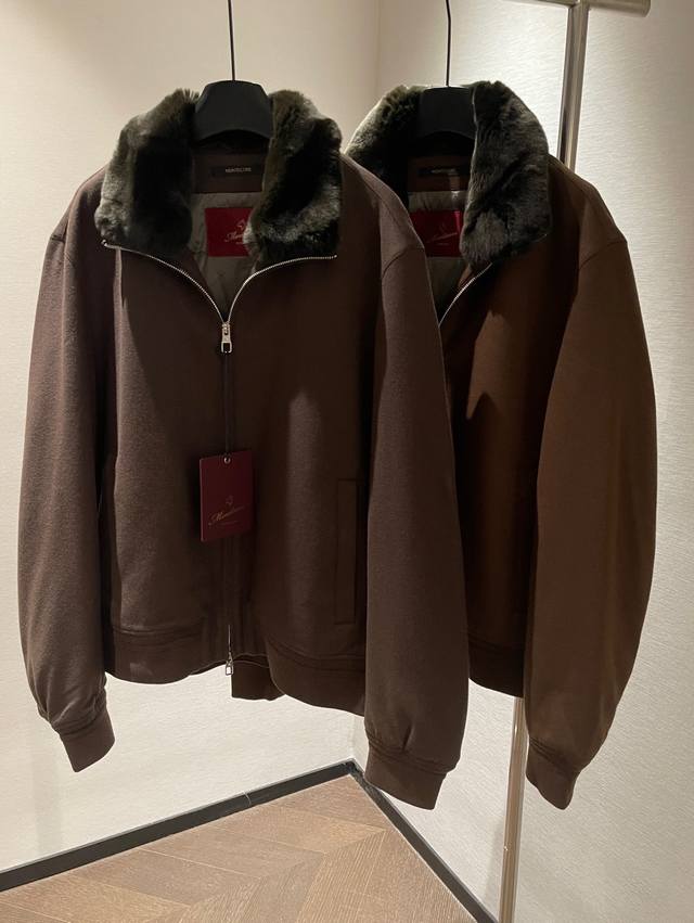 尺码：48 50 52 54 Montecore 小狗 可拆卸毛领羊毛鹅绒羽绒服 男士福利，牛货捡漏渠道订单，从30岁穿到60岁+的款式。内充90%白鹅绒，充绒