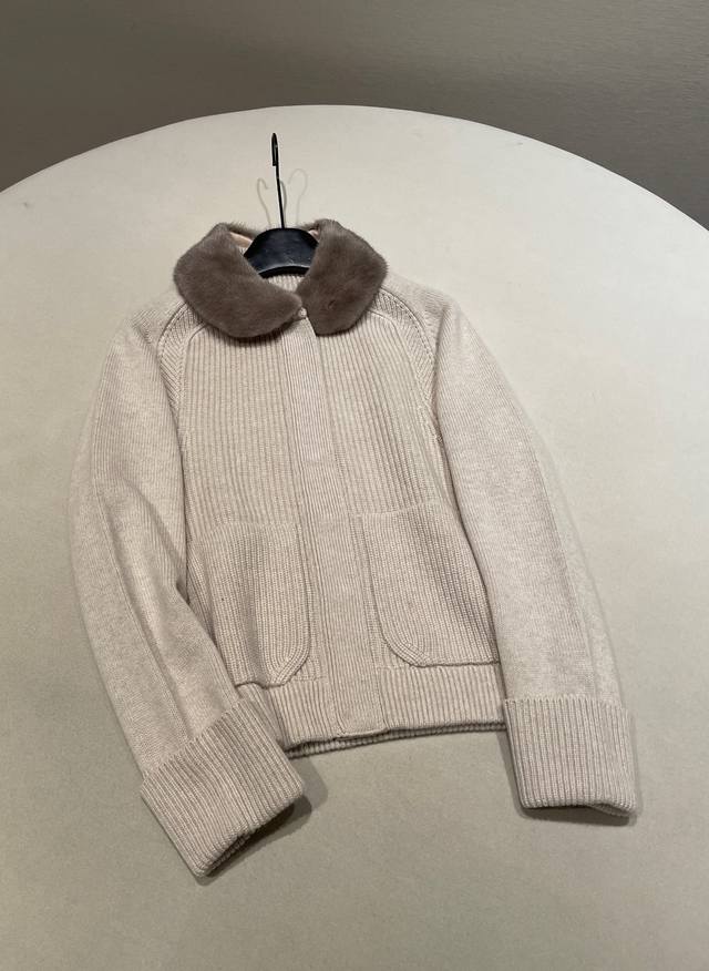 尺码：S M L * 女士新款可拆卸水貂毛领羊绒开衫外套 意式老钱风开衫外套，采用意大利进口羊绒，纤维细且长，有着明显的针织纹理，织成的面料手感柔软顺滑，具有绝