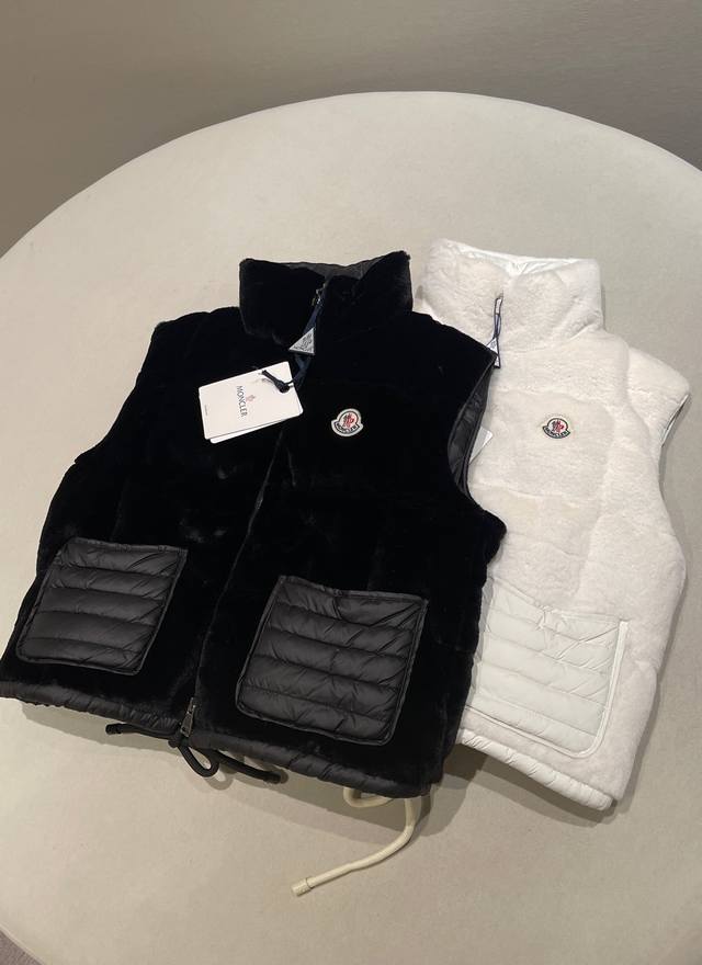 尺码：1 2 3 4 Moncle* 丝绒拼接方格 Logo徽标立领羽绒马甲 云朵感的小马甲，必入单品！颜值与功能性担当！拼接专属丝绒面料，手感丰盈，温暖柔软！