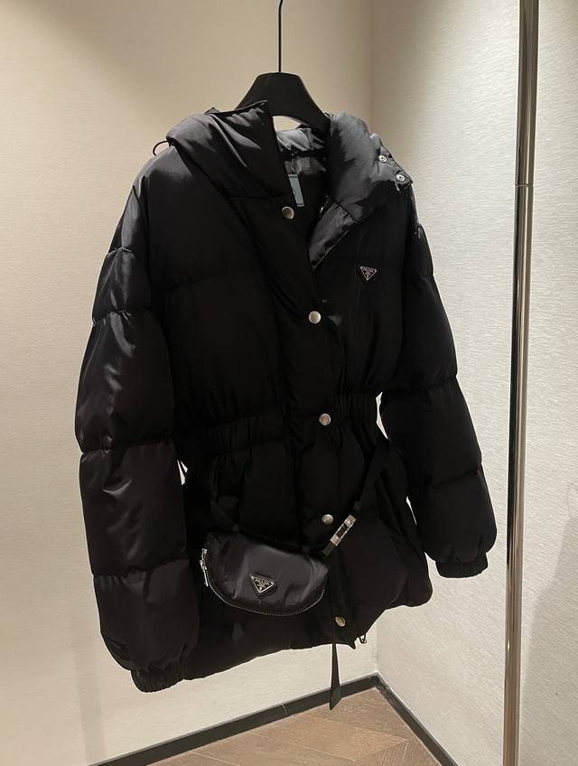 尺码：36 38 40 prad* 25Fw秋冬新款蚂蚁腰系列腰包羽绒服外套 独家原版开发！采用创新性 Re-Nylon 再生尼龙面料，保暖御寒性强～防风锁绒。