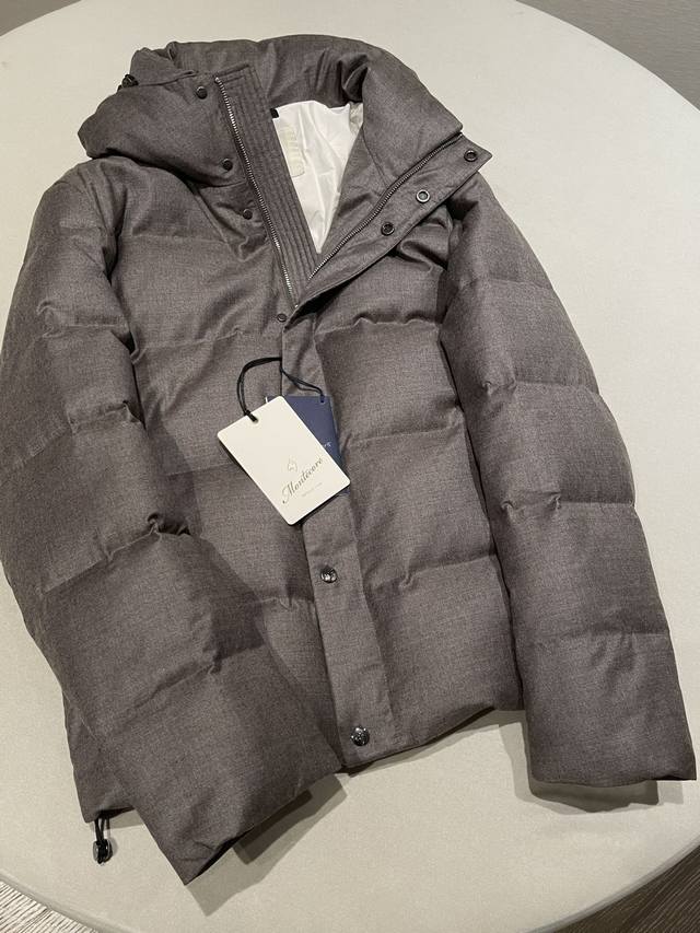 尺码: 48 50 52 54 Montecore 小狗联名羊毛连帽男士羽绒服 小狗联名男装天花板。男装里最受欢迎最经典的斜插袋夹克版型，渠道订单，很顶！ 版型