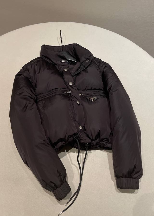 尺码：36 38 40 prad* 新款Re-Nylon可拆卸短款羽绒夹克外套 采用防水防风尼龙面料材质，Logo三角标，辨识度超高，国标羽绒填充，立领设计 拉