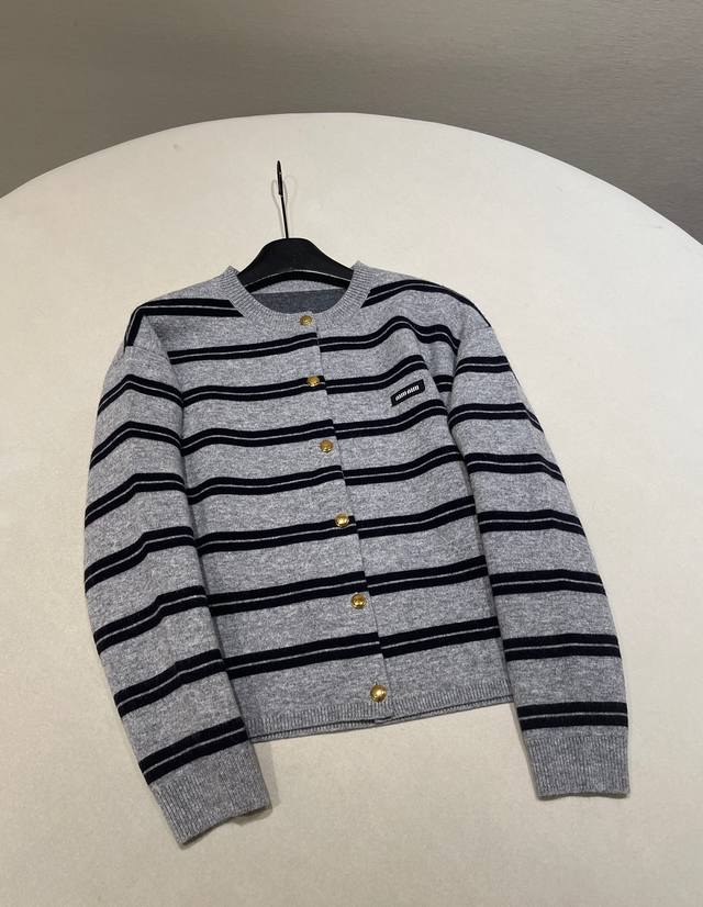 尺码：S M L Mi* 25早秋新品字母徽标圆领条纹针织开衫 松弛感拉满！廓形开衫，金属扣装饰，一整个洋气又复古