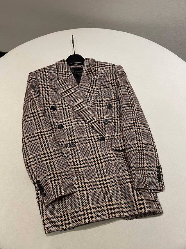 尺码：36 38 40 Ysl 杨树林 卡其色双排扣西装外套 酷飒有型，复古格纹西装自带英伦腔调，宽松剪裁慵懒又随性，双排扣装饰，笔挺有型，搭配性非常强。精纺羊