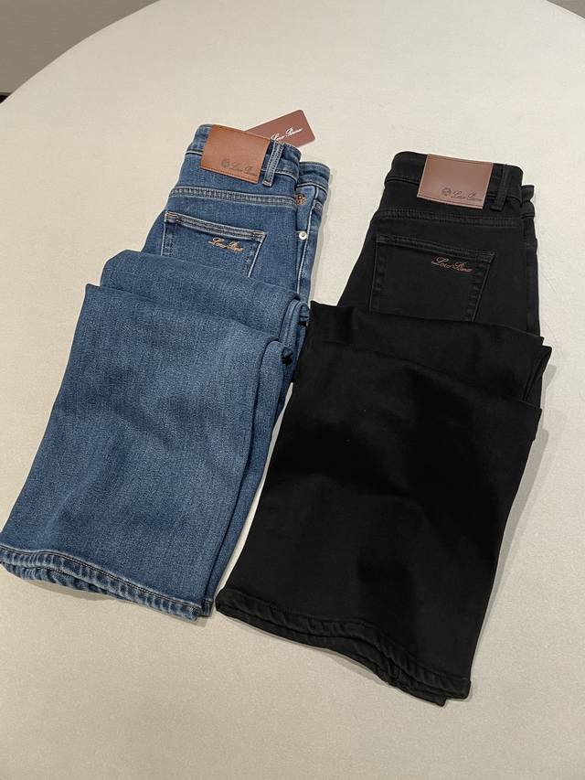 尺码：S M L Xl * 后腰皮标加厚高腰阔腿牛仔裤 非常有腔调的一款！采用高品质牛仔面料，经过多道水洗工艺打磨，内里采用亲肤绒面材质，如第二层温柔肌肤，牢牢