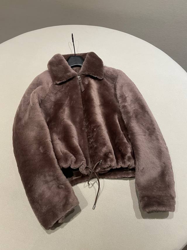 尺码：36 38 40 Loew* 秋冬新款进口美利奴羊皮毛一体抽绳收腰短款外套 冬日奢华质感担当！贸易公司订单号，100%美利奴皮毛一体面料，一眼高级，以毛绒