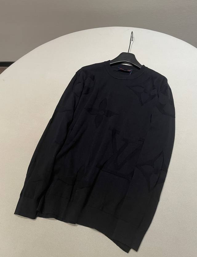 尺码：Xs S M L 驴 25新款 Monogram浮雕提花黑色纯棉 圆领针织衫 一线外贸代工工厂p出，采用40S双股100%精梳棉纱线，细腻柔软～机器采用1