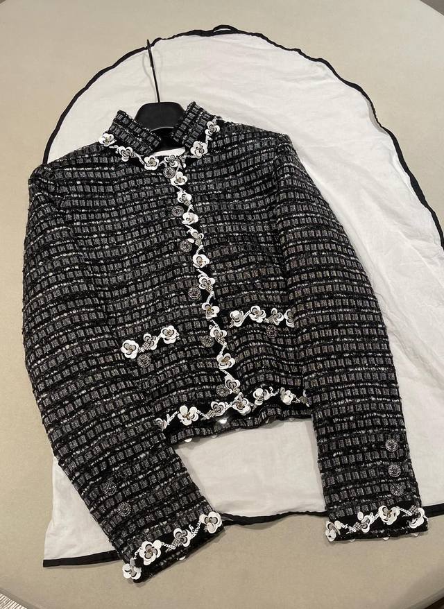 尺码：36 38 40 Chane* 25高定系列重工钉珠亮片粗花呢外套 时髦精们的最爱！一线外贸工厂p出，采用原版定制粗花呢面料，肌理丰富！门襟，领口，袖口，
