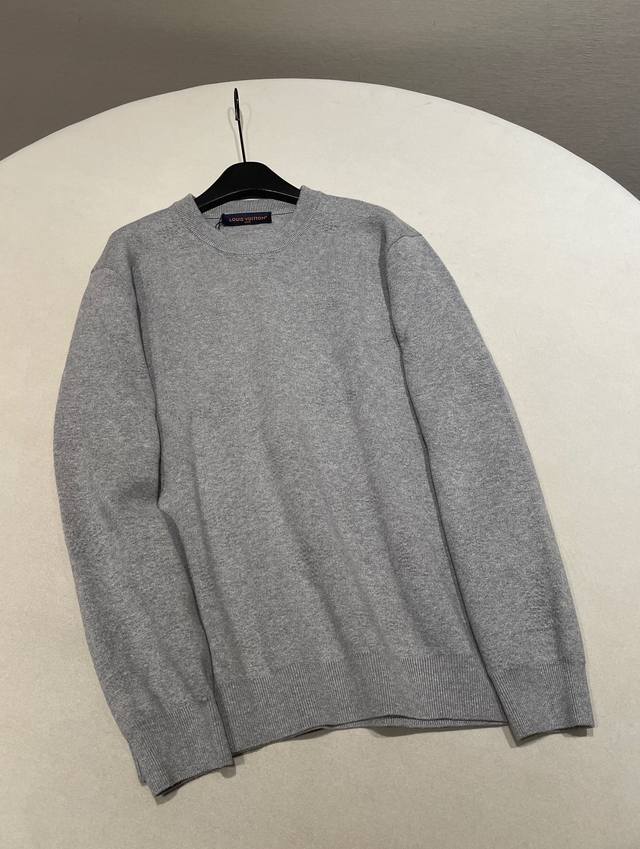 尺码：Xs S M L 驴家26新款罗纹衣领压纹提花圆领针织衫 一线代工厂p客供纱线，采用40S精梳棉95%+5锦纶，对板定染纱线颜色由经验丰富的老师傅耗时三天