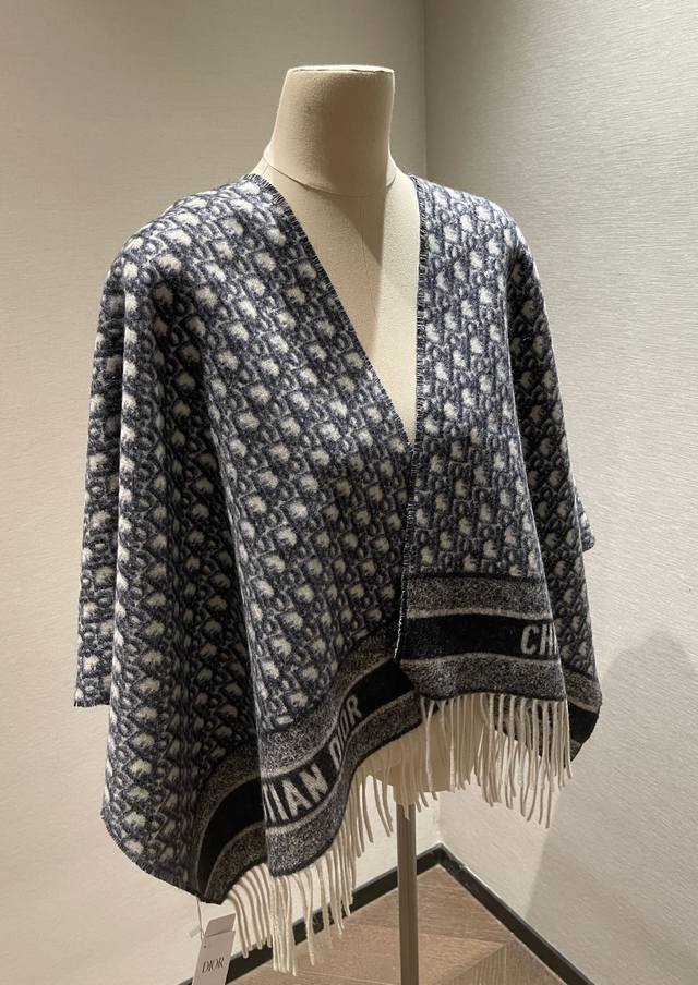 尺码：45×200 D家 26新款As纯羊绒提花流苏边长款围巾 贸易公司渠道资源订单，As纯羊绒提花，标志性图案～吸睛指数百分百，那叫一个高级，品质一目了然，佩