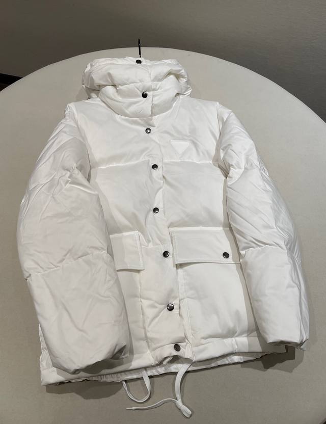 尺码：36 38 40 prad 25秋冬新款女士连帽加厚大口袋羽绒服 冬天的御寒神器，把“羽绒服的高级感”玩出了新高度。采用定制面料防风保暖，防钻绒！内里填充