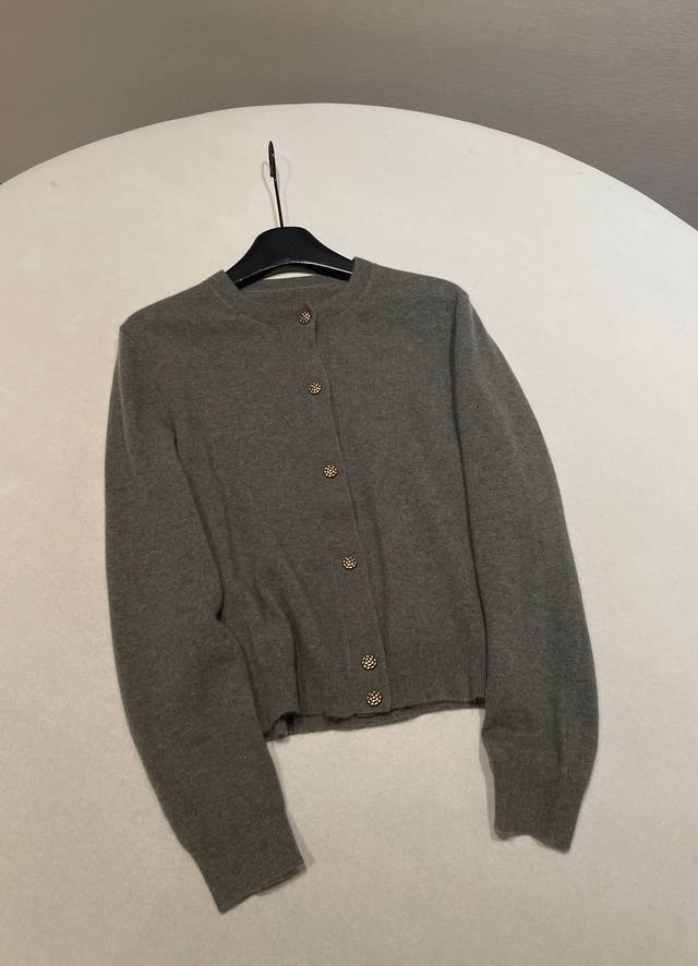 尺码：S M L 25新款圆领康赛妮羊绒针织开衫 尖尖货！康赛妮集团定制100%羊绒，触手可及的细腻柔软！世界上最好的羊绒纱线品质，羊绒界的劳斯莱斯，颜色款式都