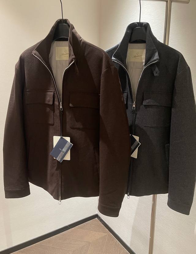 尺码：48 50 52 54 Montre 小狗 Rainsystem意大利防水羊毛鹅绒立领猎装外套 小狗联名面料男装天花板。男装里最受欢迎的经典版型，渠道订单