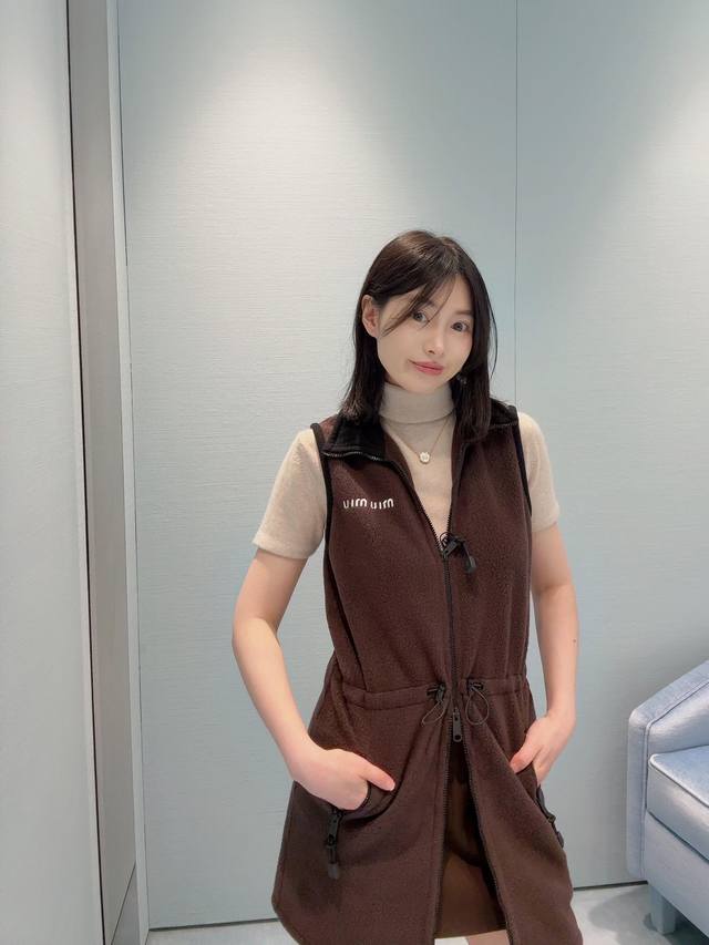Miumi* 25Fw早秋新款 乌木色摇粒绒拉链连衣裙丨独家Yb开发！高版出品！真正原版定做的摇粒绒！所以你们看见的外面那些货都是软趴趴的，衣服豪无立体感，豪无