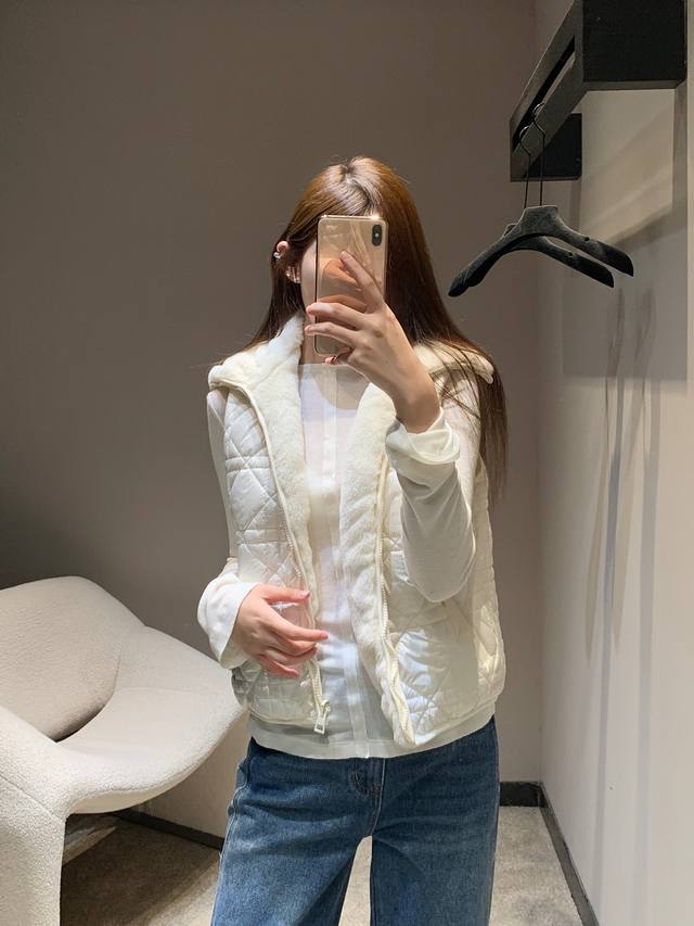 Dio* 25Fw早秋新款 两面穿菱格马甲丨独家高版出品！菱格绗缝的经典雅致，细腻的菱形纹路在米白色面料上铺开，勾勒出复古又摩登的轮廓；毛绒翻领温柔环绕颈部，另