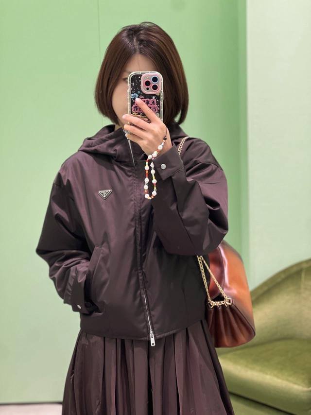 prad* 25Fw早秋新款 三角标连帽尼龙短款棉衣夹克外套丨独家Yb开发！高版出品！经典的prada的再生尼龙材质，品牌的标志性元素三角牌，利落的剪裁和廓形，