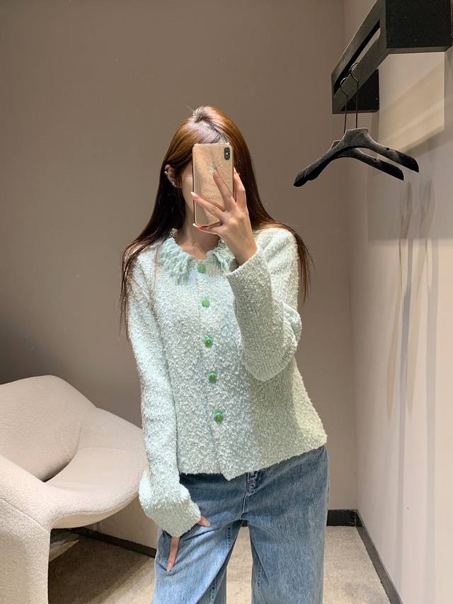 Chane* 25B高级手工坊系列新款 流苏领多巴胺针织开衫丨独家高版出品！这开衫也太甜啦～温柔的粉调，加上精致的纽扣和领口毛边设计，细节感满满，针织纹理细腻又