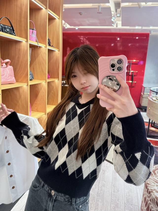 Vivien*E Westwood 25Fw秋冬新品 土星刺绣海军领菱格纹针织毛衣丨独家高版出品！藏青与浅灰交织出复古学院感，大翻领设计增添俏皮气质。经典菱格图