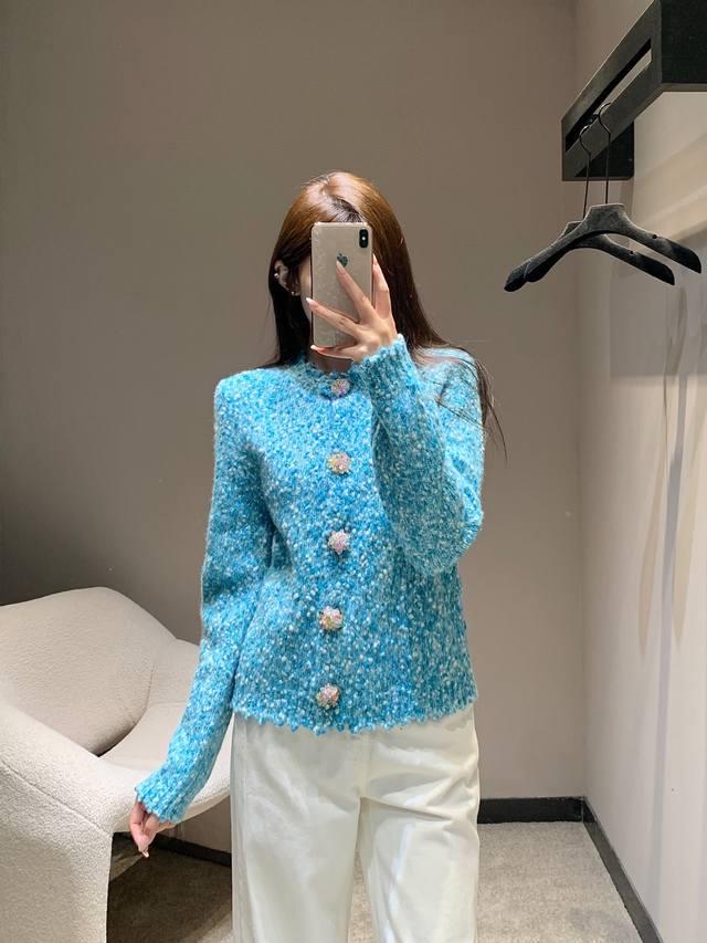 Chane* 25B高级手工坊系列新款 单排扣针织开衫丨独家高版出品！被这抹清透蓝戳中心巴！这款针织开衫简直是秋冬温柔杀～杂色纱线织就的蓝，像把晴空揉进衣料里，