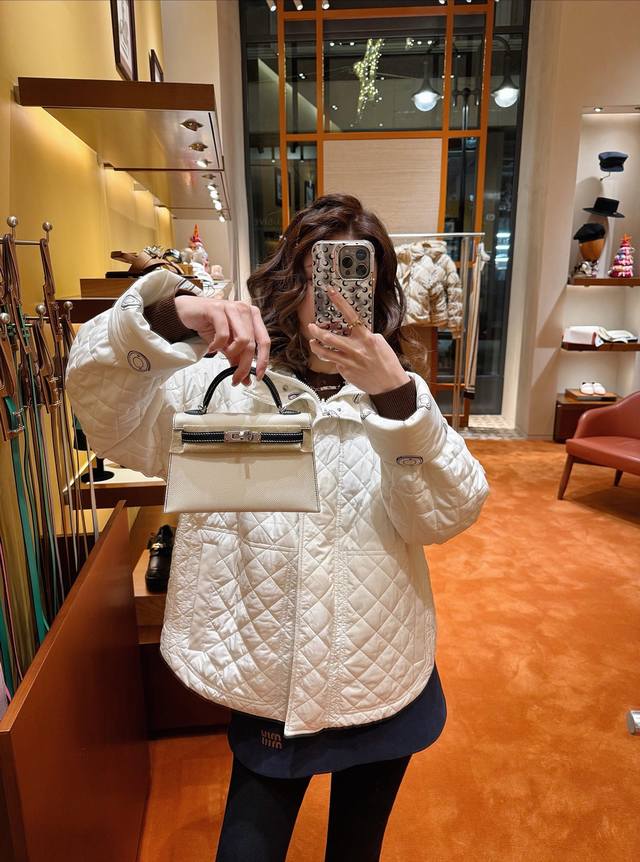 Hermè* 25Fw秋冬新款 最火的双面穿连帽棉服外套丨独家Yb开发！高版出品！一面是奶油白防水尼龙基底，满幅手绘风“O”形猪鼻扣图案如速写般随性铺陈，将品牌