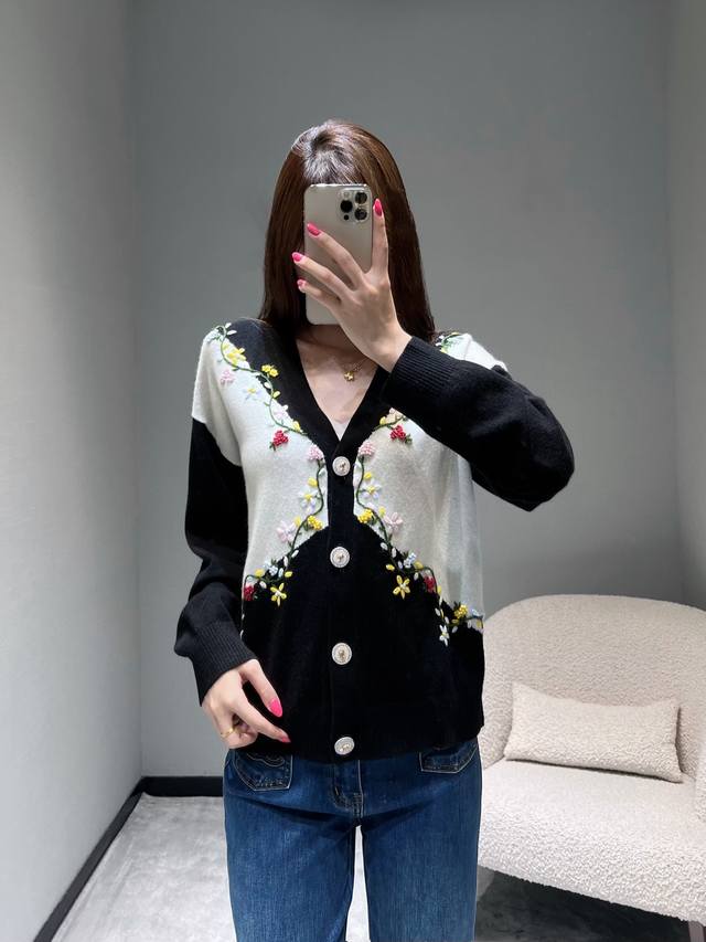 小香Chan**L2025Fw高级手工坊系列 几何菱格毛衣开衫Yb1:1定制面料顶级手工系列，以经典黑白色块进行几何拼接，形成极具视觉冲击力的X型结构，注入现代