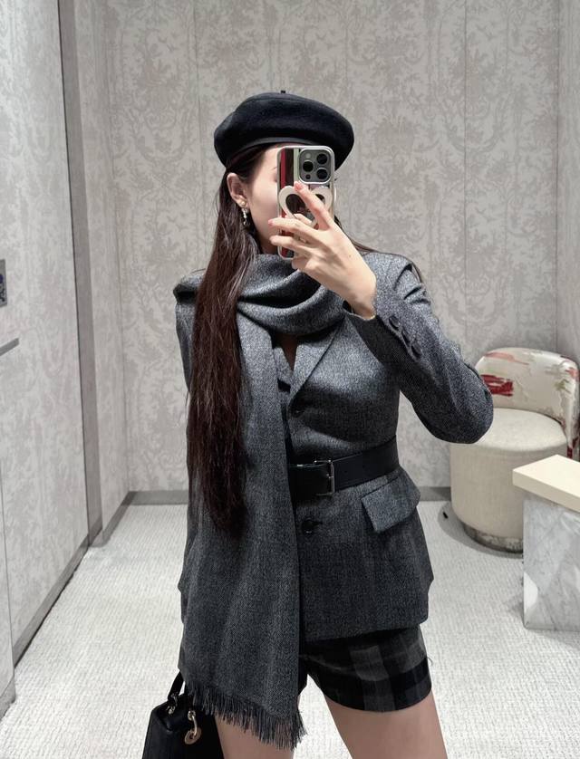 Dio* 25Fw早秋新款 多穿法腰带披肩羊毛呢外套丨独家Yb开发！高版出品！一件解锁N种高定风格，可拆披肩+围脖+腰带设计，毛呢质感与剪裁，细腻的花呢面料自带