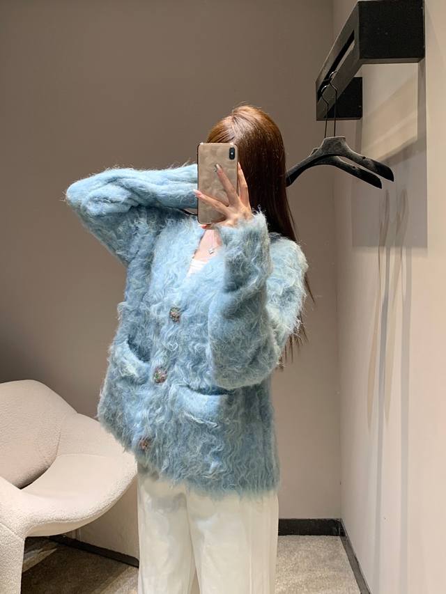 Chane* 25B高级手工坊系列新款 羊绒抓毛宝石纽扣V领针织开衫丨独家高版出品！采用高级羊绒混纺材质，独特的抓毛工艺造就了如云朵般蓬松卷曲的毛绒质感，轻触间