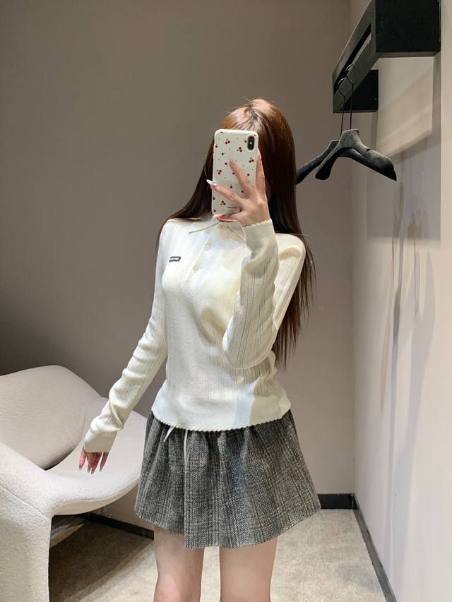 Mium*U 25Fw秋冬新款 学院风微标羊绒polo领针织衫丨独家高版出品！采用细腻羊绒混纺面料，触肤是云朵般的软糯包裹感，经典polo领自带学院气息，半开襟