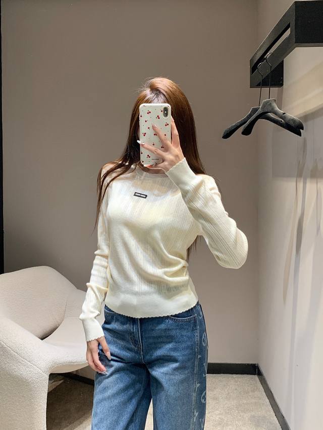 Mium*U 25Fw秋冬新款 微标羊绒针织衫丨独家高版出品！采用细腻羊绒混纺材质，衣身采用竖向镂空针织纹理，增加呼吸感的同时修饰身形；领口、袖口、下摆的波浪边