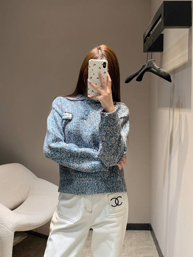 Chan*L 25K高级手工坊系列 串珠徽标海军领针织毛衣丨独家高版出品！采用羊毛混纺的彩点纱线针织而成，触肤软糯保暖，同时自带蓬松的空气感，经典海军领自带法式