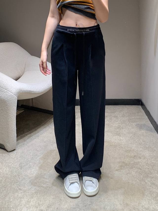 Alexander W*Ng 25Fw秋冬新款 羊毛尼休闲长裤丨独家高版出品！采用细腻羊毛混纺面料，自带柔和的哑光质感，触肤软糯保暖，高腰设计拉高腰线，阔腿裤型