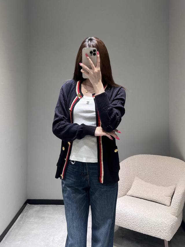 Gucc* 2025Fw秋冬新品系列 V领镂空毛衣柜柜同步发售！一件难求；Yb购入顶级开发版本，独家首发，衣身运用镂空针织工艺，纹理精致且富有层次感，营造出细腻