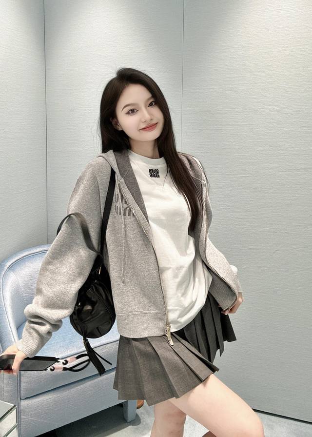 Miumi* 25Fw秋冬新款 双拉链字母提花连帽针织羊绒开衫丨独家Yb开发！高版出品！非常适合秋冬 上身显瘦显白 连帽卫衣剪裁 沿用针织手法呈现 慵懒休闲 胸