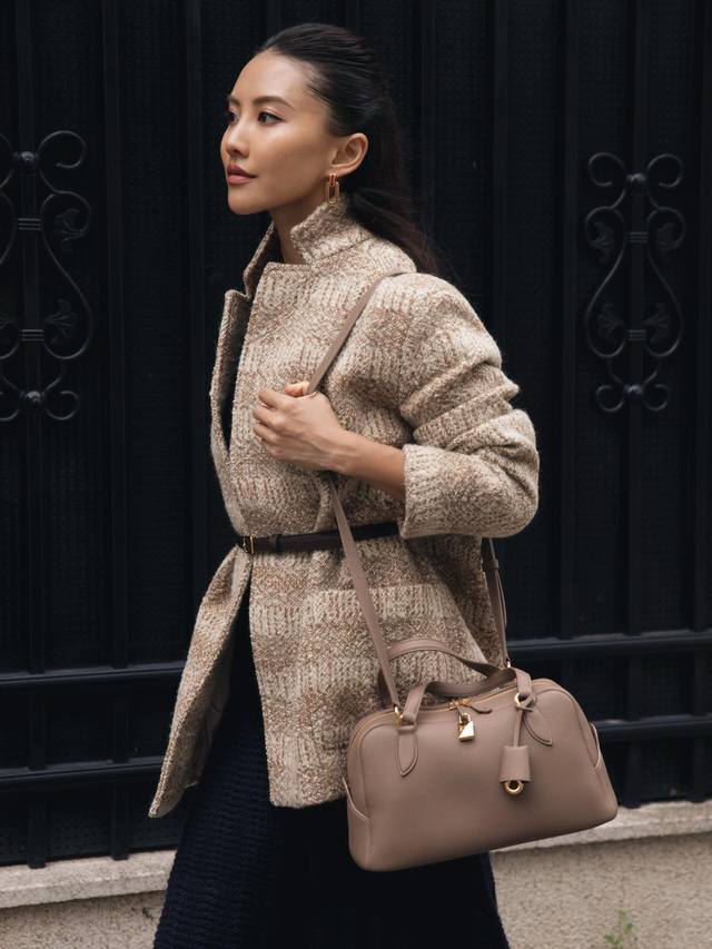 Loro pi*Na 25Fw秋冬新款 羊毛花呢格纹外套丨独家Yb开发！高版出品！甄选高支羊毛混纺花呢，纱线自带的杂色肌理像揉碎的焦糖与燕麦，在光影里晕开细腻的