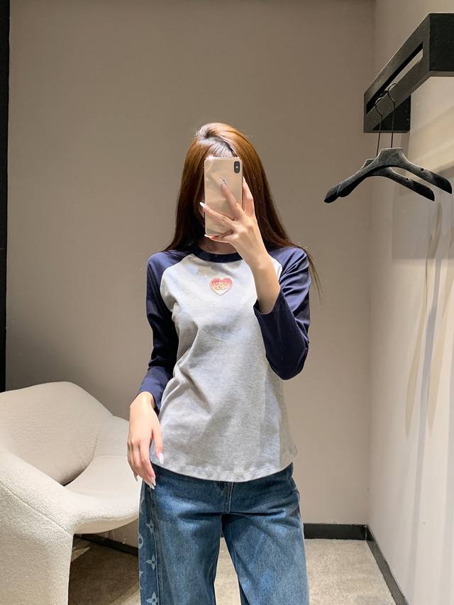 Chane* 25Fw早秋新款 爱心刺绣双C钉珠圆领长袖T恤丨独家高版出品！精选亲肤棉感面料，柔软透气兼具挺括度；领口、袖口的精致包边，复古插肩袖版型，黑与白、