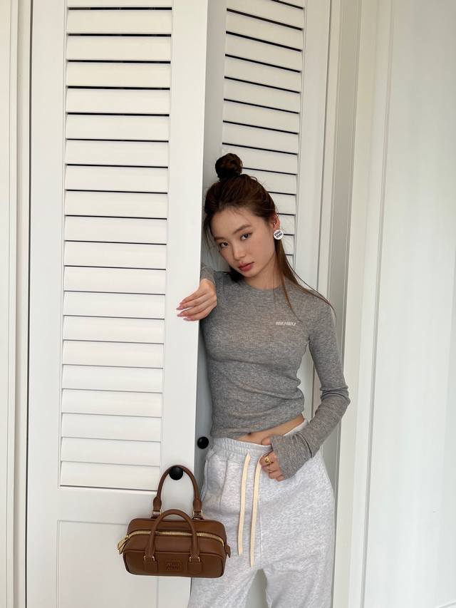 Mium*U 25Fw秋冬新款微标提花山羊绒混纺针织长袖打底衫丨独家高版出品！采用山羊绒混纺针织面料，自带云朵般软糯触感，细腻亲肤不扎身；胸前点缀字母提花微标，