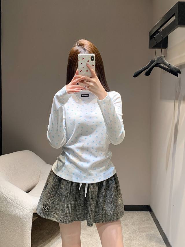 Mium*U 25Fw秋冬新款 微标碎花印花长袖T恤丨独家高版出品！选用软糯亲肤的针织面料，自带微弹属性，贴合身形却不紧绷，白底铺陈迷你碎花印花，领口处点缀标志
