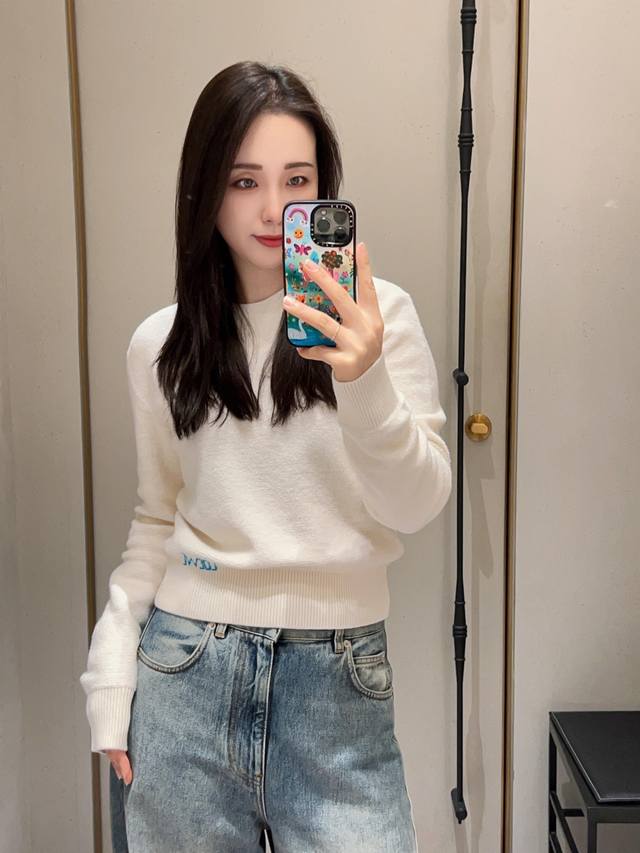 Loew* 25Fw早秋新款 字母刺绣羊毛圆领套头毛衣丨独家Yb开发！高版出品！甄选细腻羊毛面料，自带轻柔蓬松的暖感质地，衣身下摆处点缀品牌字母刺绣，圆领+微宽