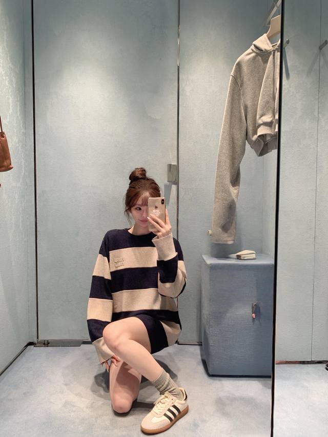 Miumi* 25Fw早秋新款 字母复古肩纽扣条纹圆领宽松毛衣丨独家Yb开发！高版出品！这款条纹长袖衫呼应了Miu的独特风格密码撞色条纹图案和男装风格的休闲线条