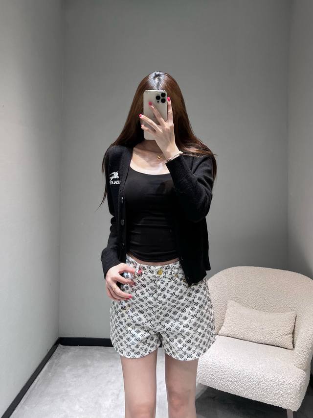 Burbe*Ry 2025Fw秋冬新品系列 战马开衫极细腻的羊毛面料，战马元素-Bbr家大热设计， 胸前醒目的黑色Logo，彰显经典英伦格调，辨识度拉满。简约的