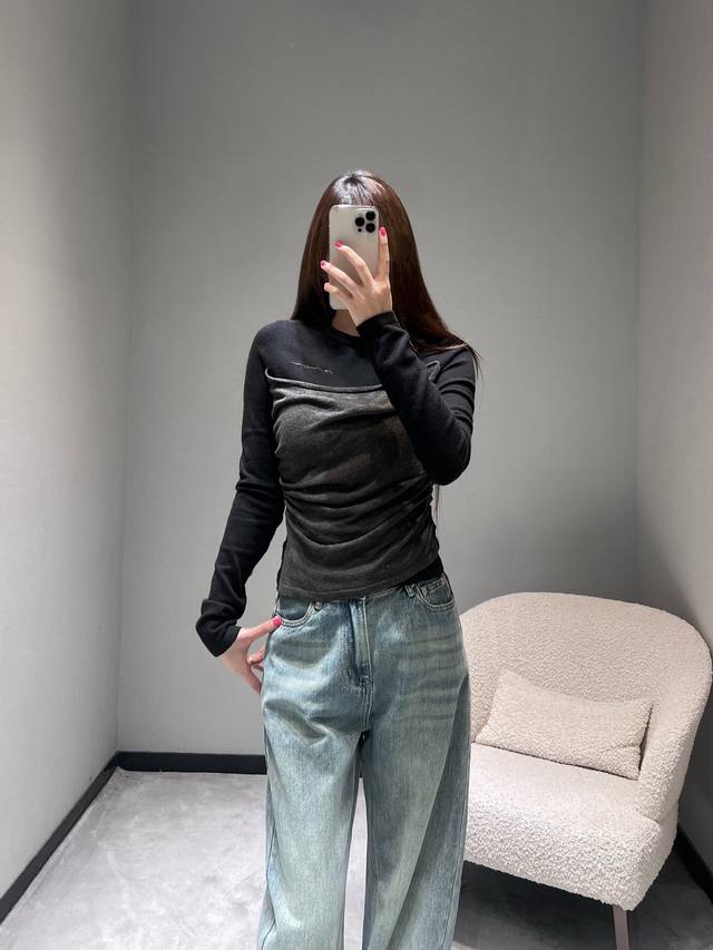 2025Fw高级成衣系列 褶皱拼接长袖上衣简约基础款穿出了小众高级感，撞色+褶皱拼接：经典黑色拼接了深灰色褶皱面料，自然垂坠的褶皱不仅增加了视觉层次，还能巧妙修