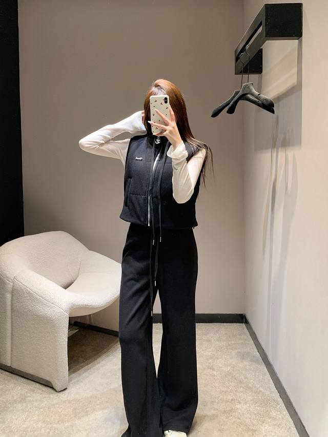 Chane* 25Fw秋冬新款 羊毛马甲外套抽绳长裤套装丨独家高版出品！精选高支羊毛混纺面料，自带细腻绒感肌理，立领+拉链设计，利落中带着随性松弛；表面绗缝肌理