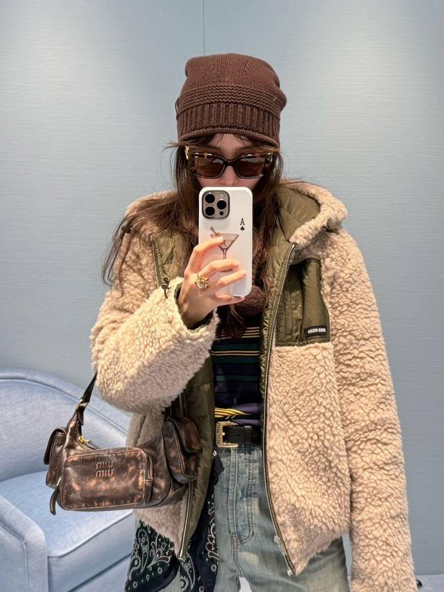 Mium*U 25Fw秋冬新款 拉链连帽泰迪羽绒服外套丨独家Yb开发！高版出品！以泰迪毛绒+哑光羽绒拼接重塑冬日外套，奶杏泰迪绒温柔裹身，军绿哑光羽绒拼接帽檐